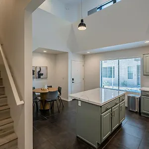modern-3-bed-3-bath-townhouse-w-rooftop-deck.hotelsofphoenix.com/